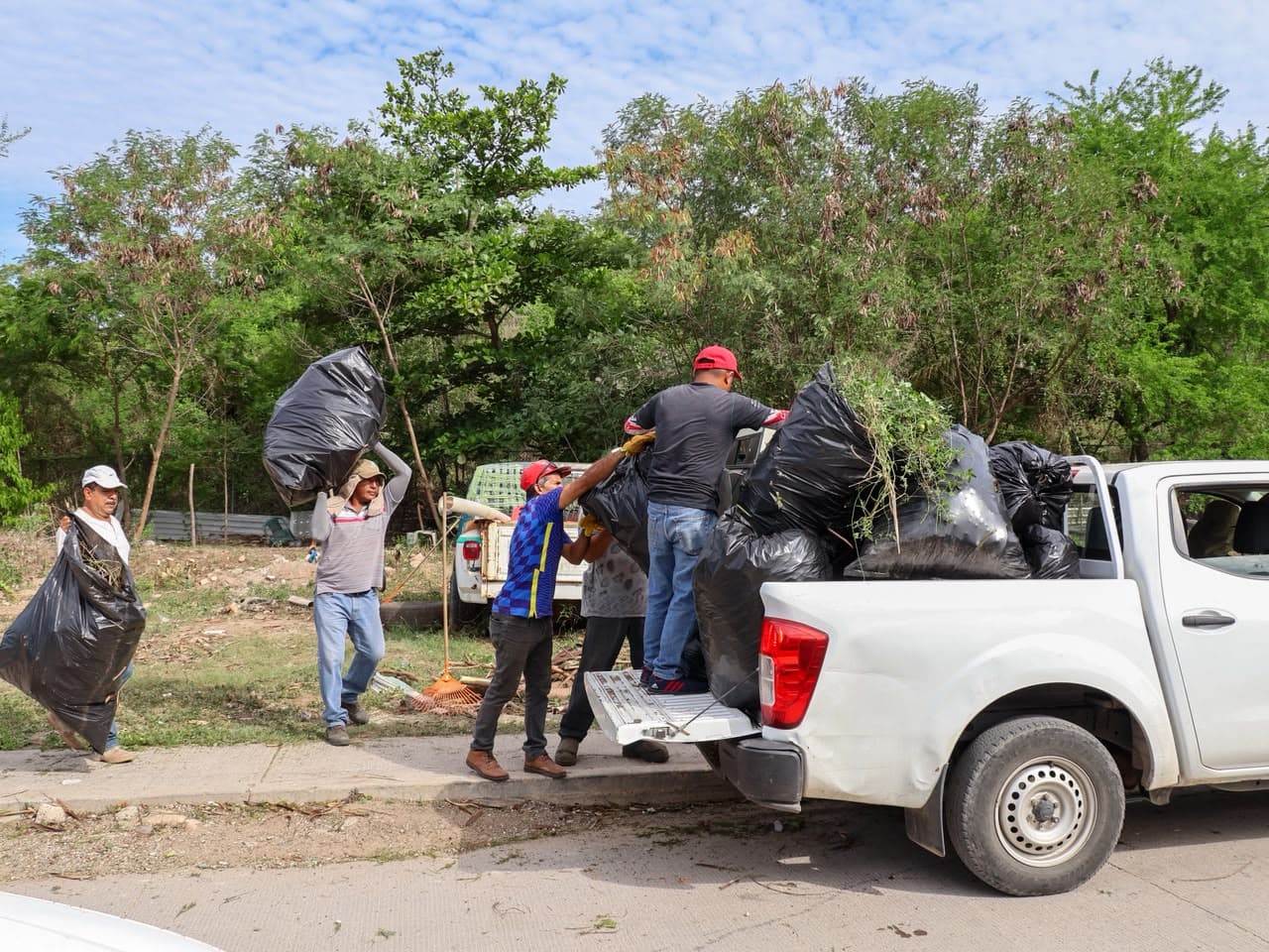 Imagen 10 de Gobierno Municipal Realiza con Éxito Campaña de Limpieza y Descacharrización en El Veladero.