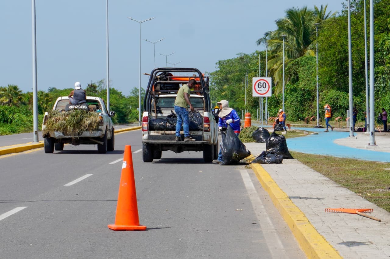 Imagen 1 de Gobierno Municipal Realiza Limpieza en el Nuevo Acceso al Bulevar Costero.