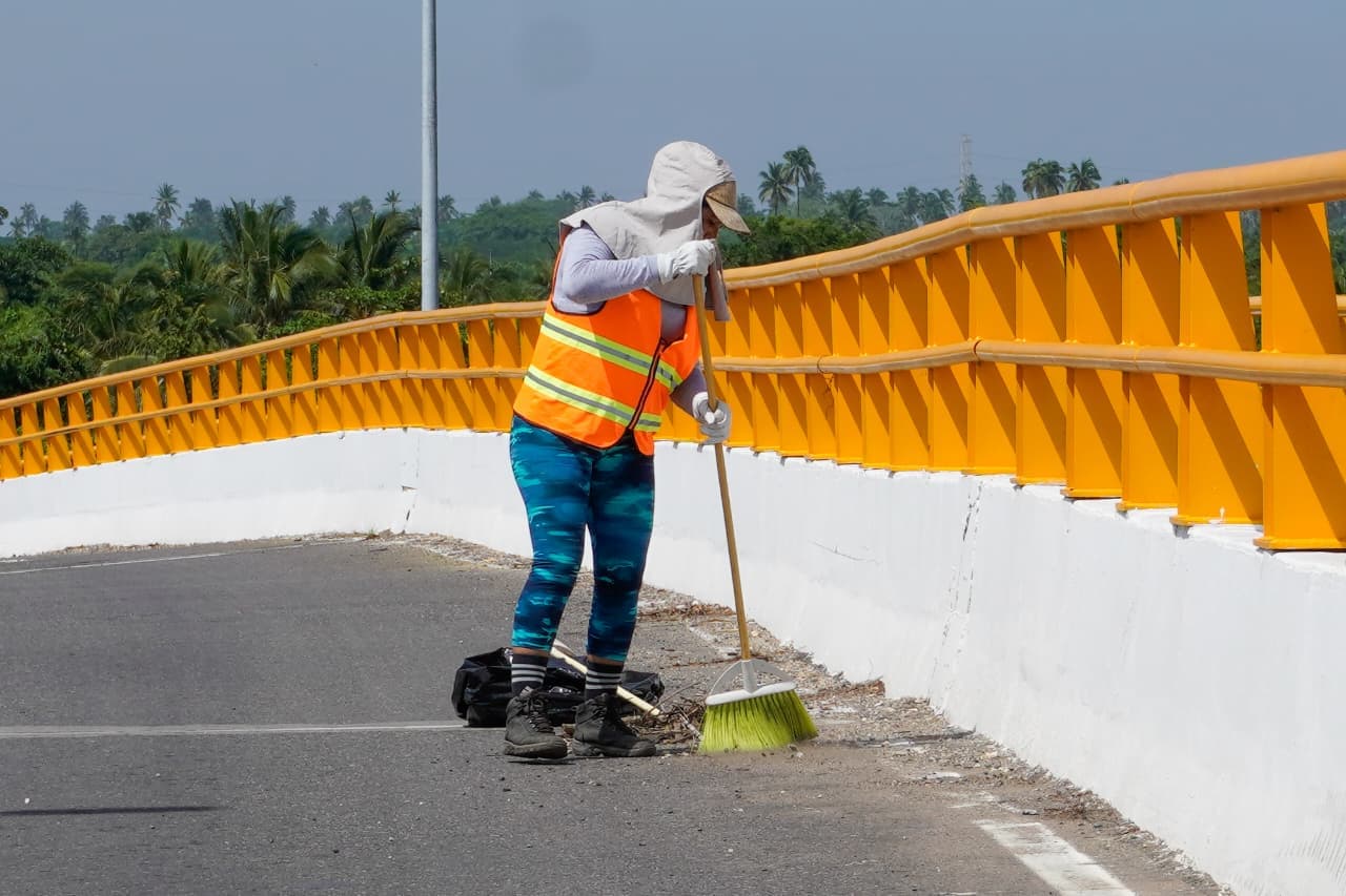 Imagen 2 de Gobierno Municipal Realiza Limpieza en el Nuevo Acceso al Bulevar Costero.