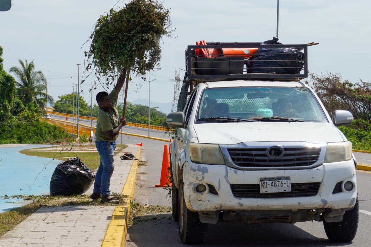 Imagen 4 de Gobierno Municipal Realiza Limpieza en el Nuevo Acceso al Bulevar Costero.