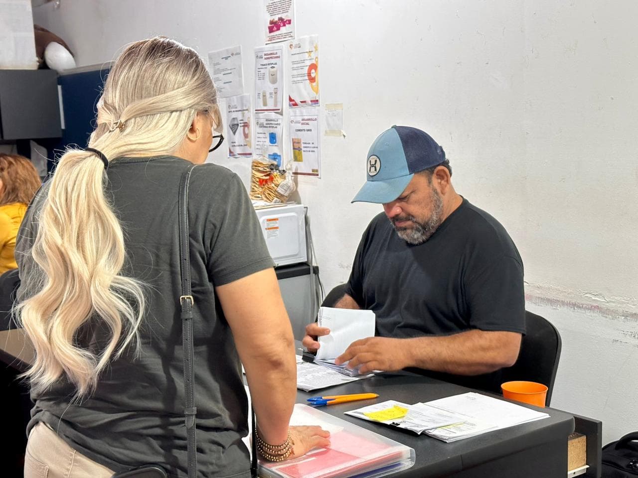 Imagen 1 de Reciben 71 Mujeres y Familias de Lázaro Cárdenas y Arteaga Apoyos para Enfrentar el Cáncer.