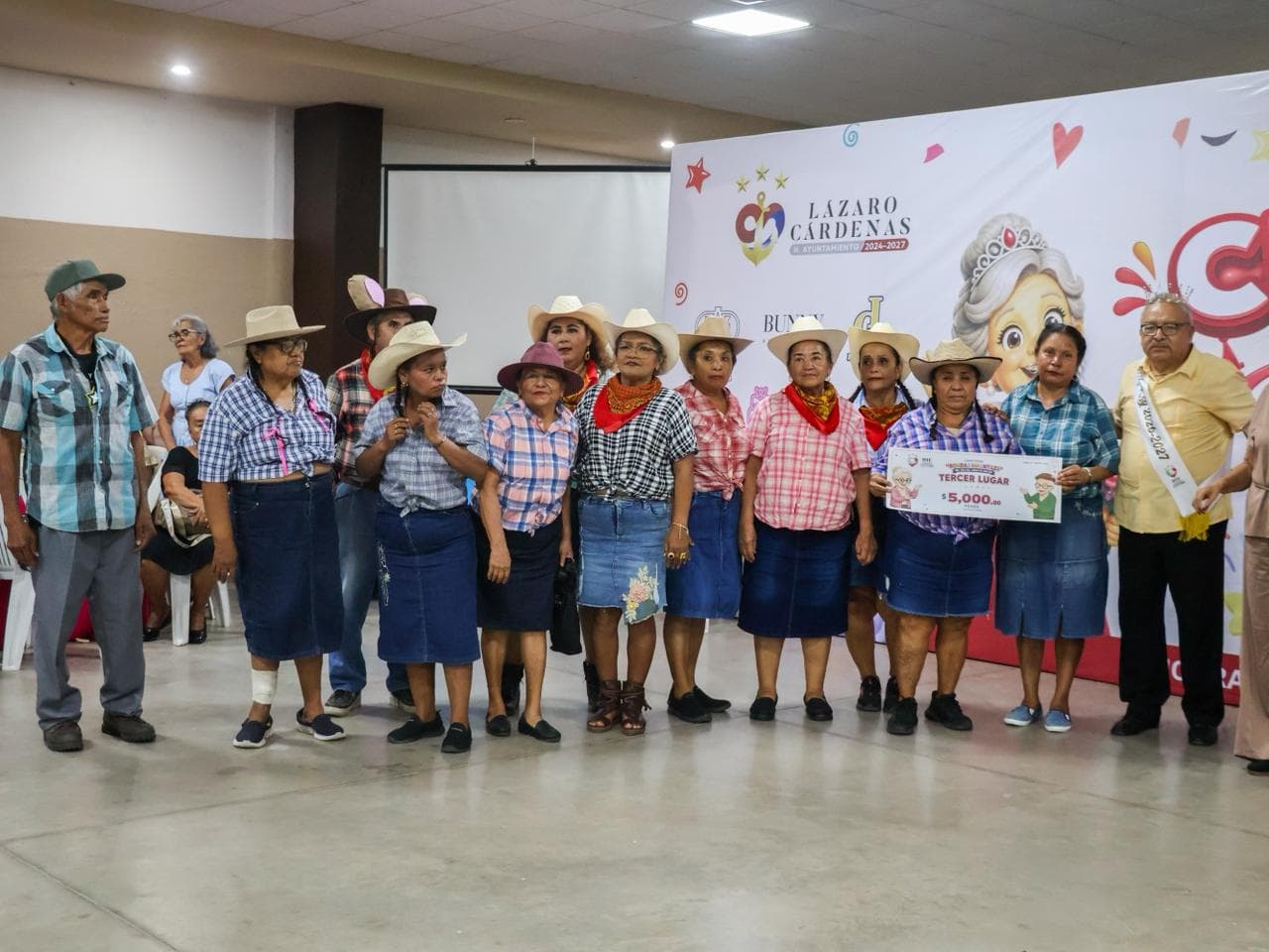 Imagen 2 de ¡Con Magno Festejo, DIF Municipal Celebra a Adultos Mayores!